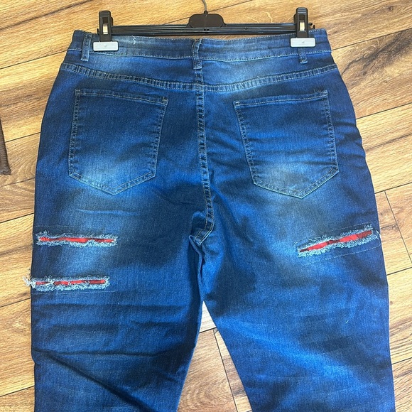 Women’s Jeans
Waist 17”
Rise 9.5”
28” long - Picture 6 of 10